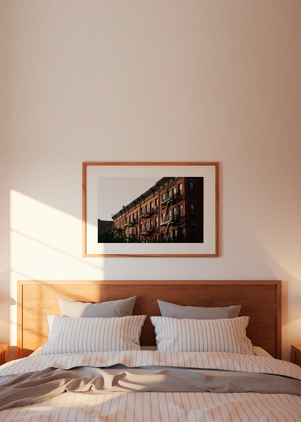 Rejseplakat: Brownstone-facade i New York med brandtrapper