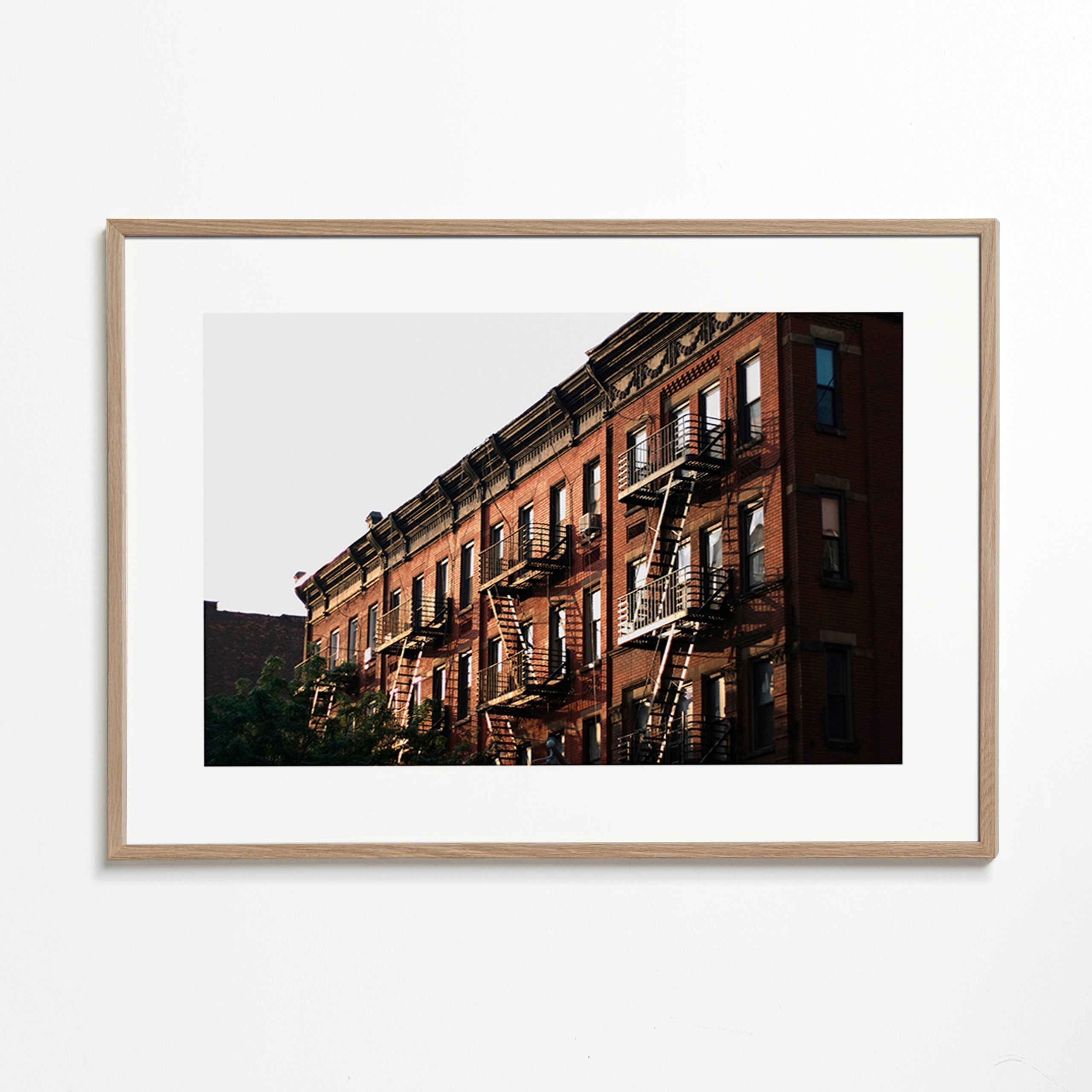Rejseplakat: Brownstone-facade i New York med brandtrapper