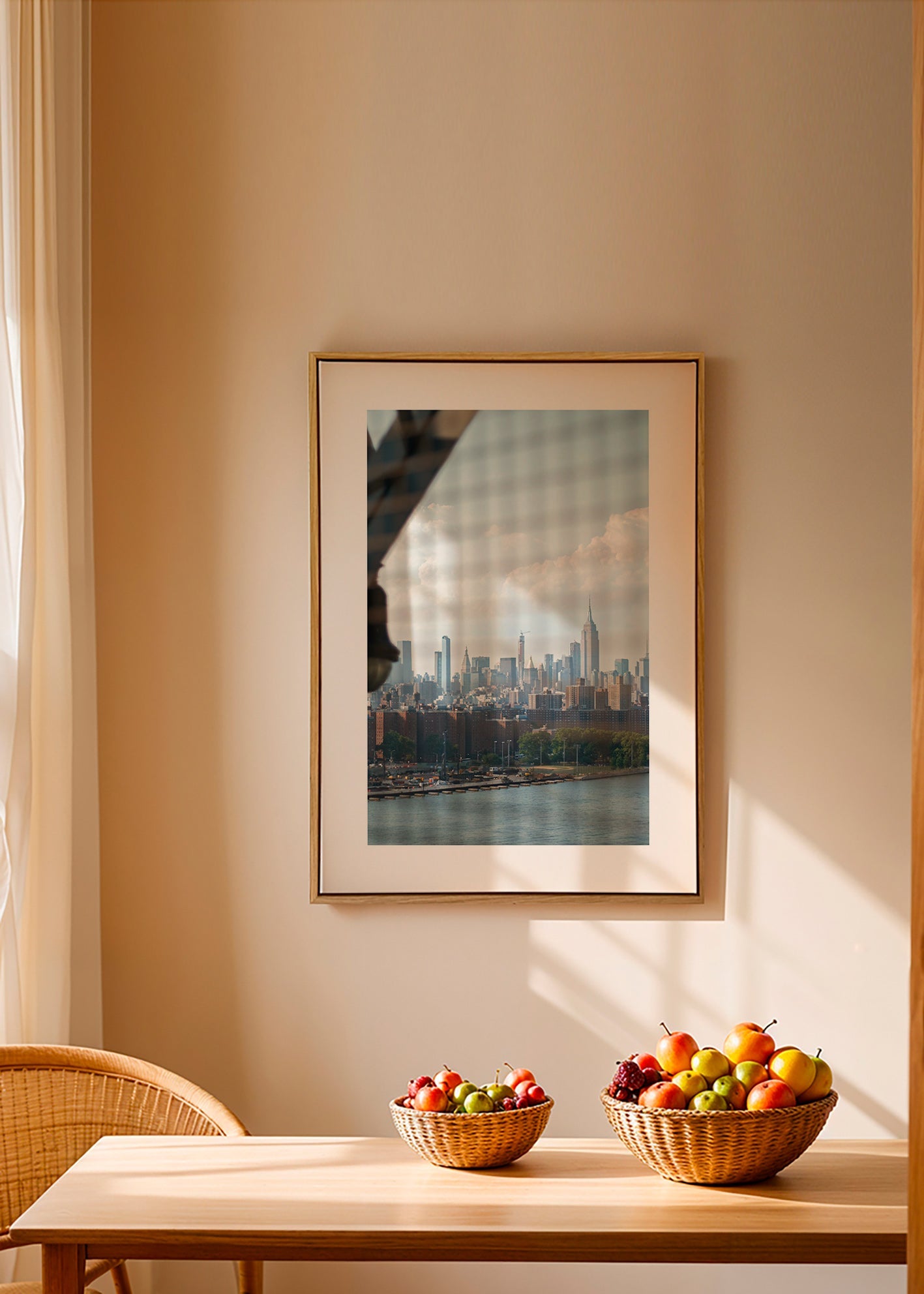 Bybillede med skyline set gennem vindue