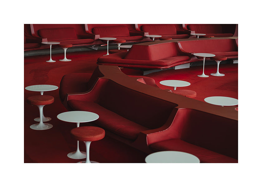 Rød lounge-fotografi med buede sæder