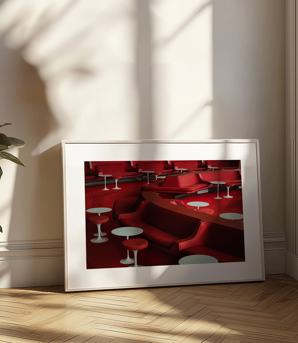 Rød lounge-fotografi med buede sæder