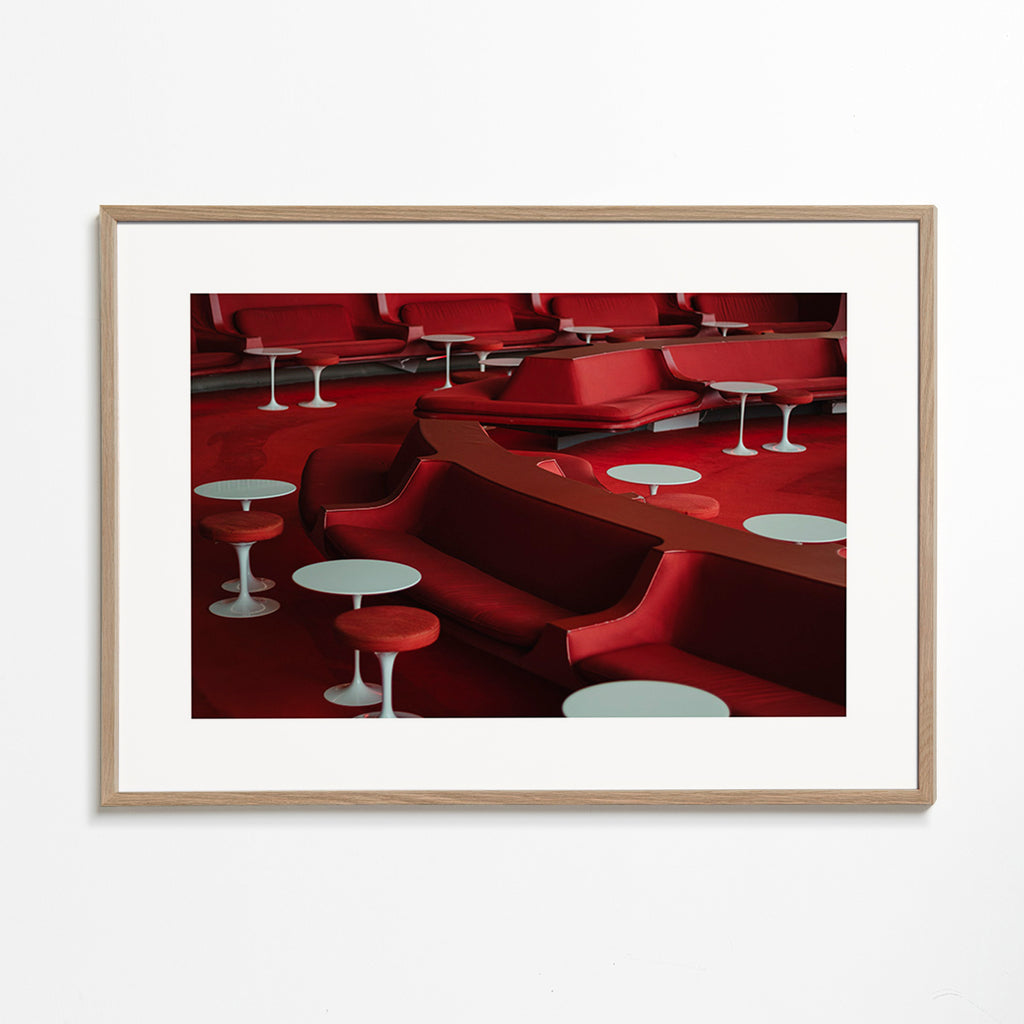Rød lounge-fotografi med buede sæder