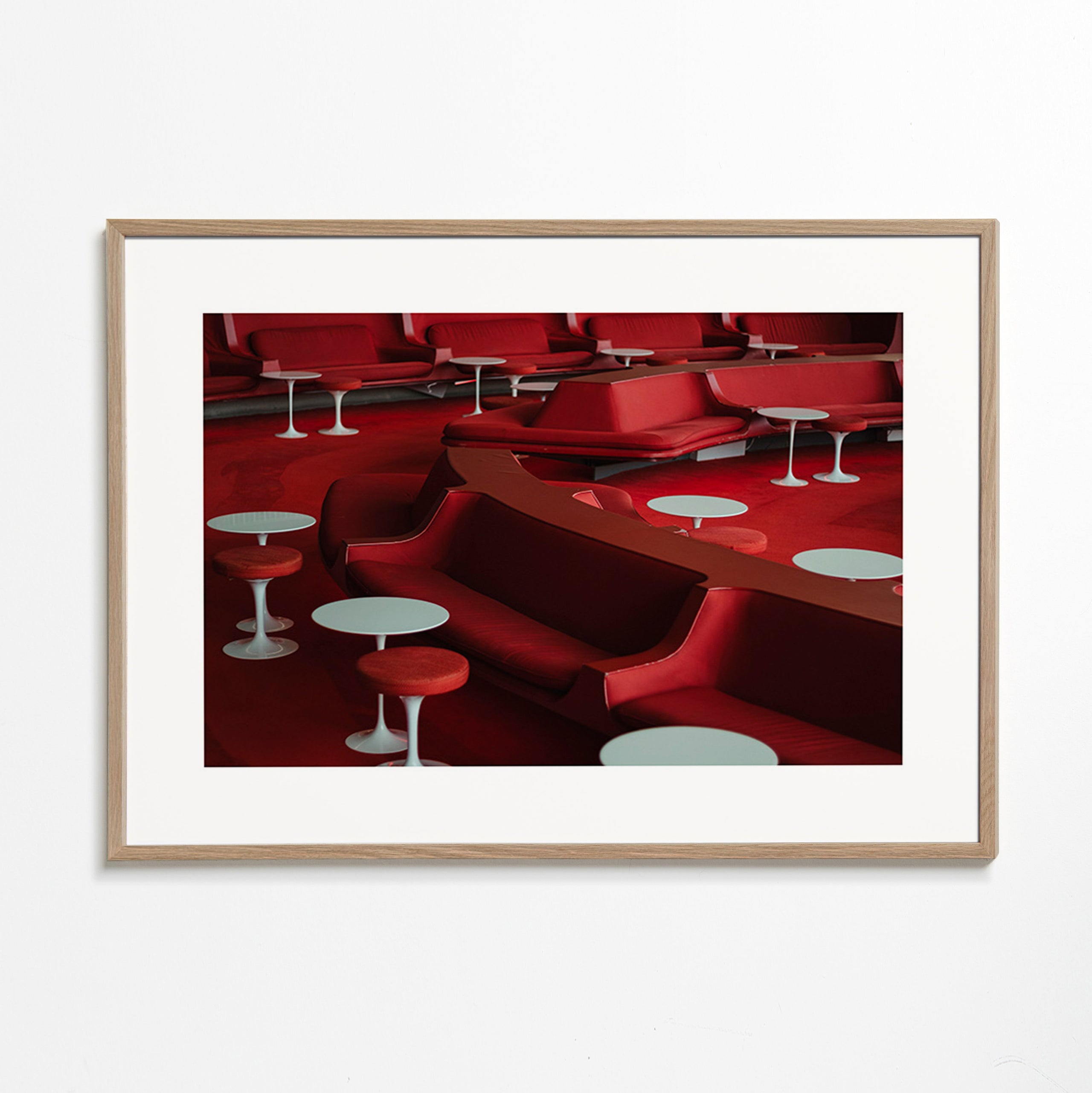 Rød lounge-fotografi med buede sæder