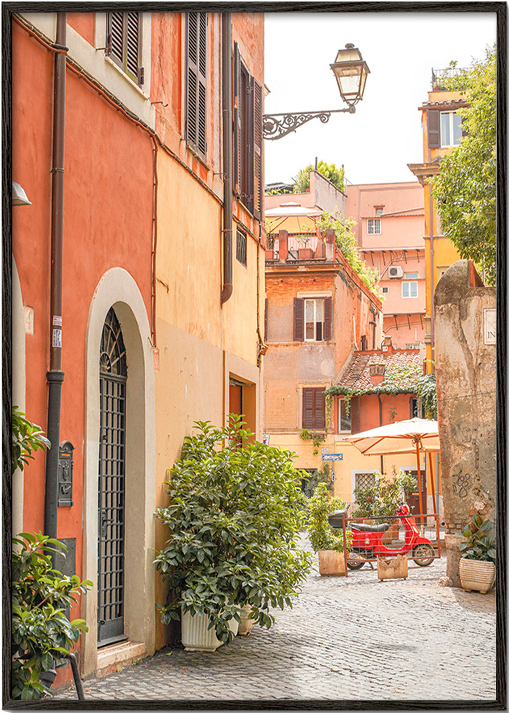 Køkkenkunst: Trastevere-gade med rød scooter – Black Frame
