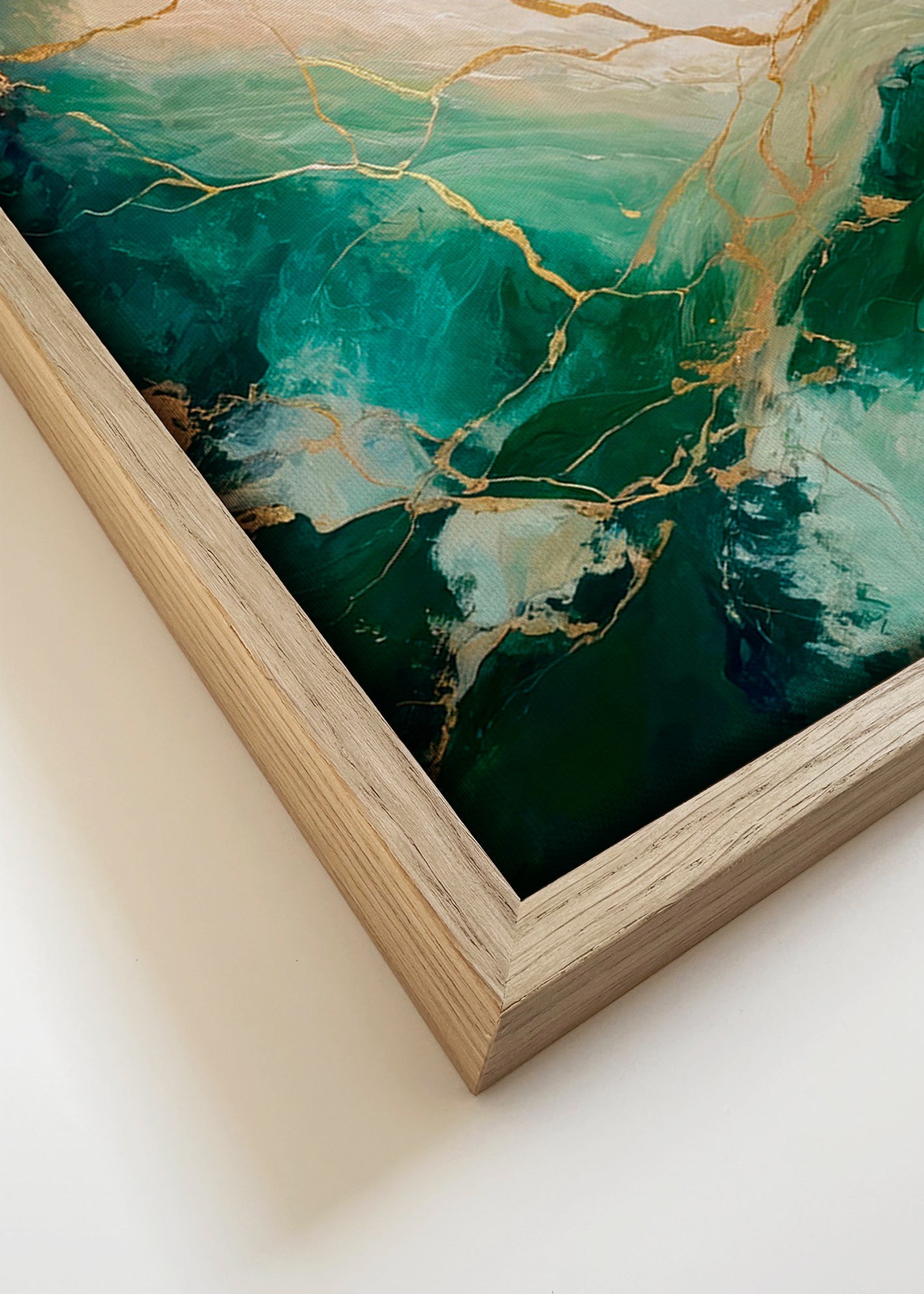 Abstrakt kunst med smaragd- og guldadser – Canvas detail