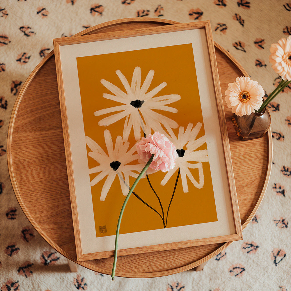Botanisk plakat: margueritter på sennepsbaggrund – Product2