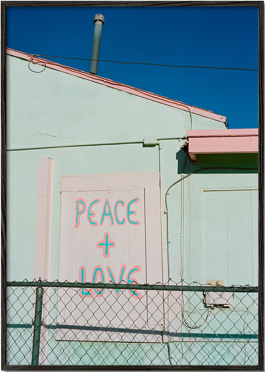 Fotografi af facade med Peace + Love-graffiti – Black Frame