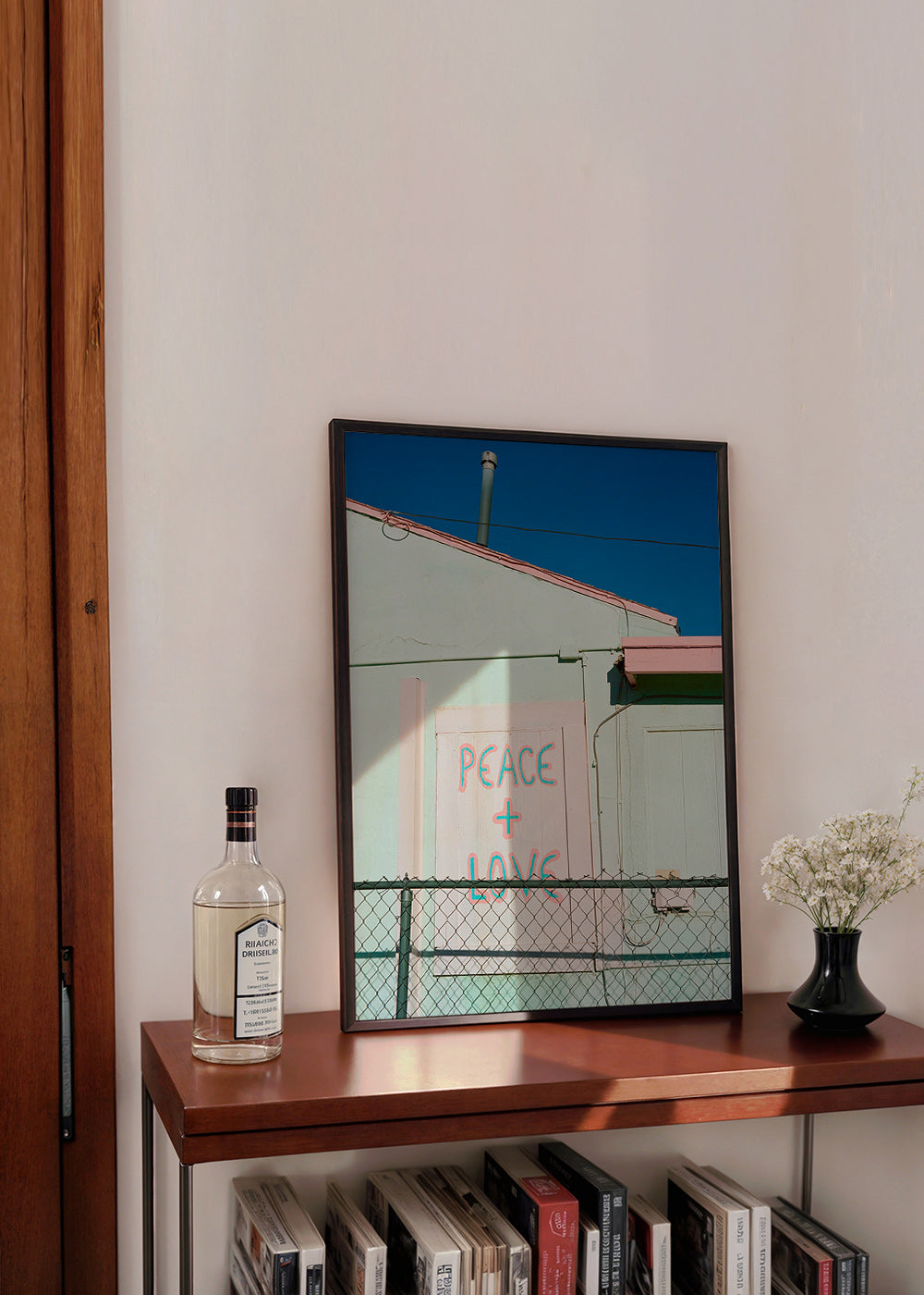 Fotografi af facade med Peace + Love-graffiti – Product1