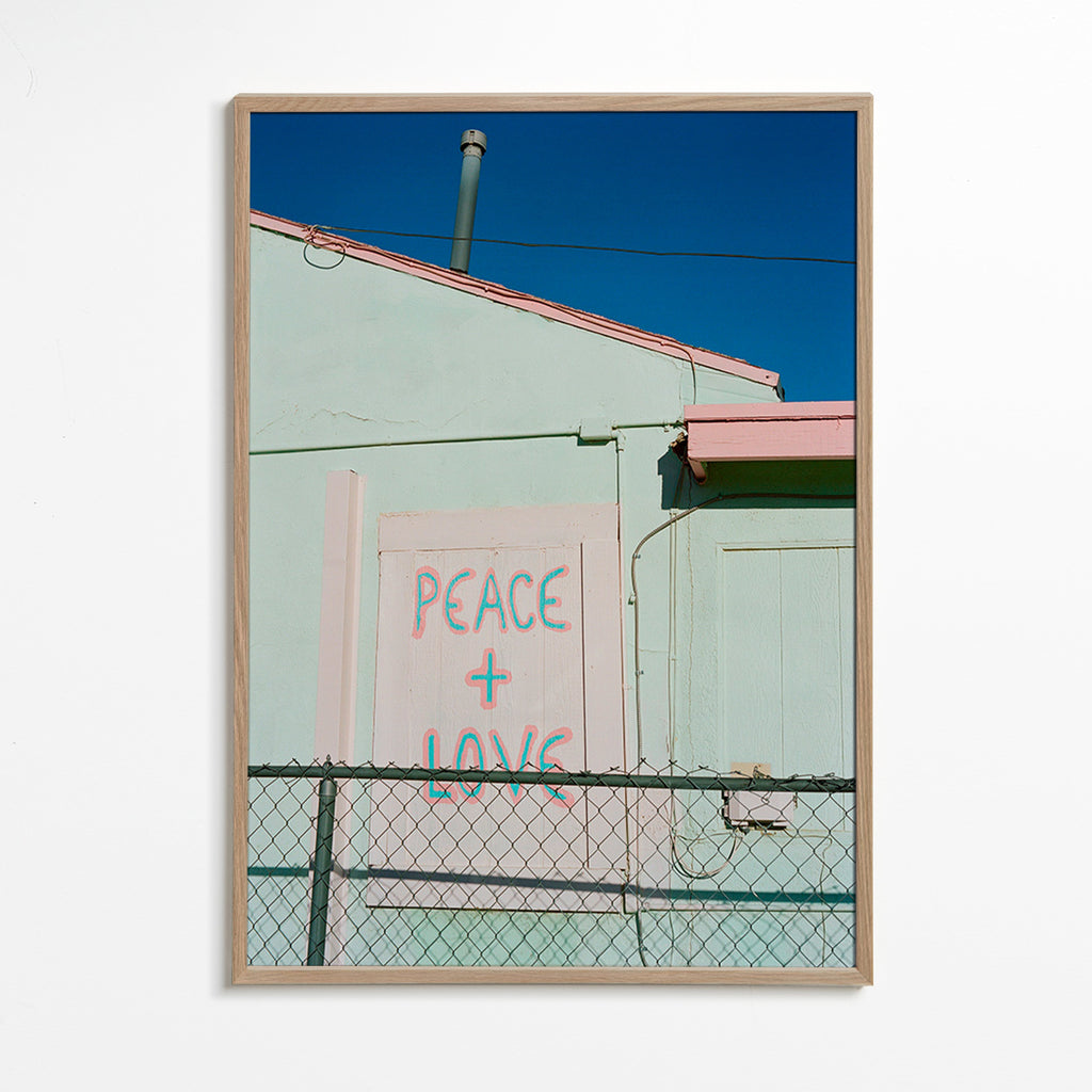 Fotografi af facade med Peace + Love-graffiti – Oak Frame