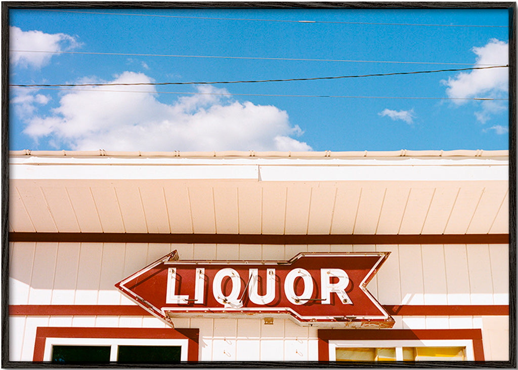 Vintage foto skilt 'LIQUOR' mod blå himmel – Black Frame