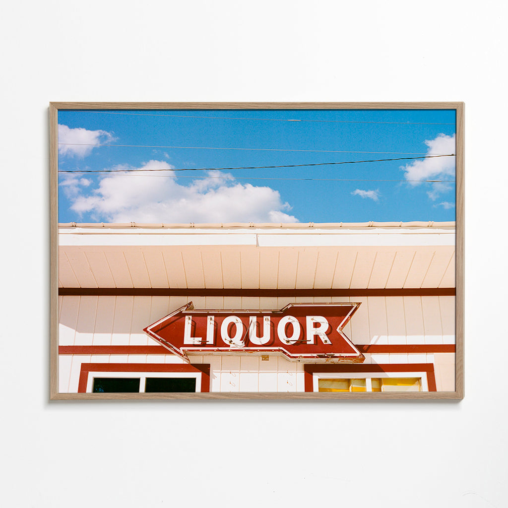 Vintage foto skilt 'LIQUOR' mod blå himmel – Oak Frame