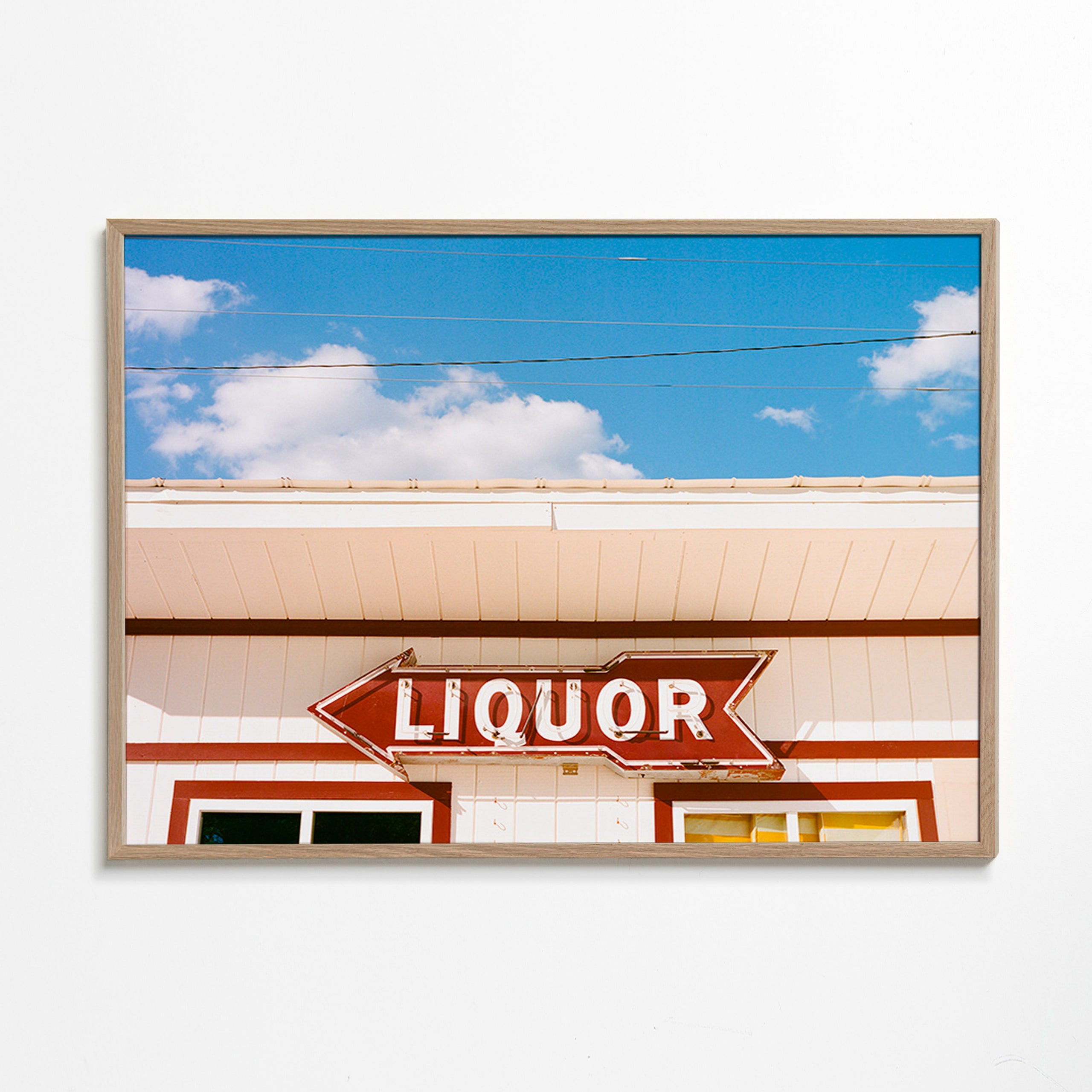 Vintage foto skilt 'LIQUOR' mod blå himmel – Oak Frame