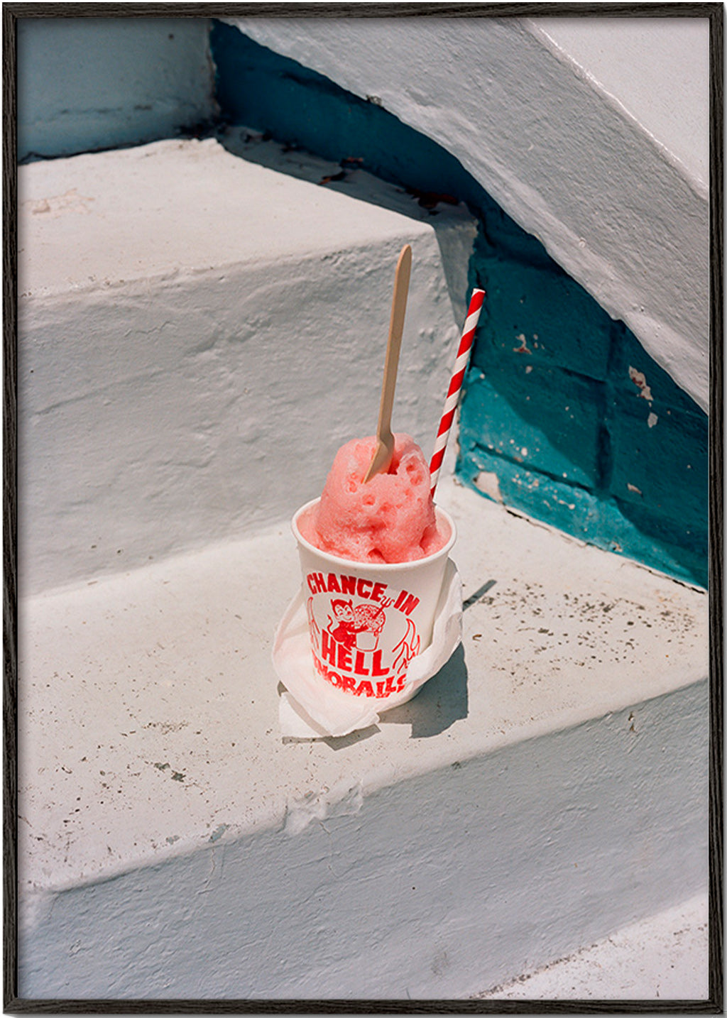 Køkkenkunst: lyserød sorbet på hvide trin – Black Frame