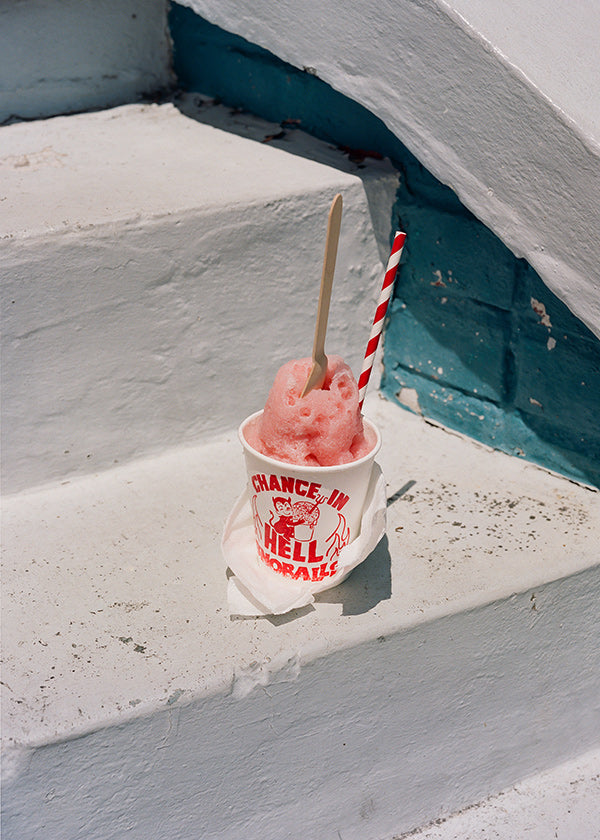 Køkkenkunst: lyserød sorbet på hvide trin