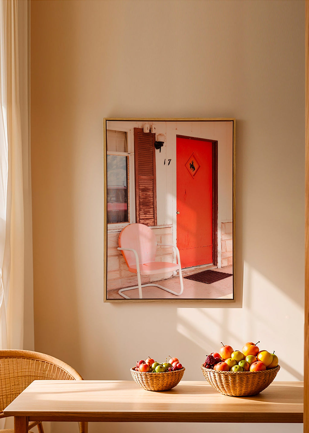 Fotografi af motel med rød dør og retro stol – Canvas1