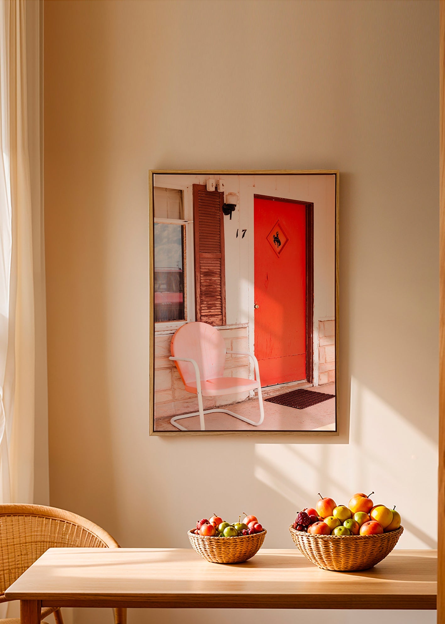Fotografi af motel med rød dør og retro stol – Canvas1