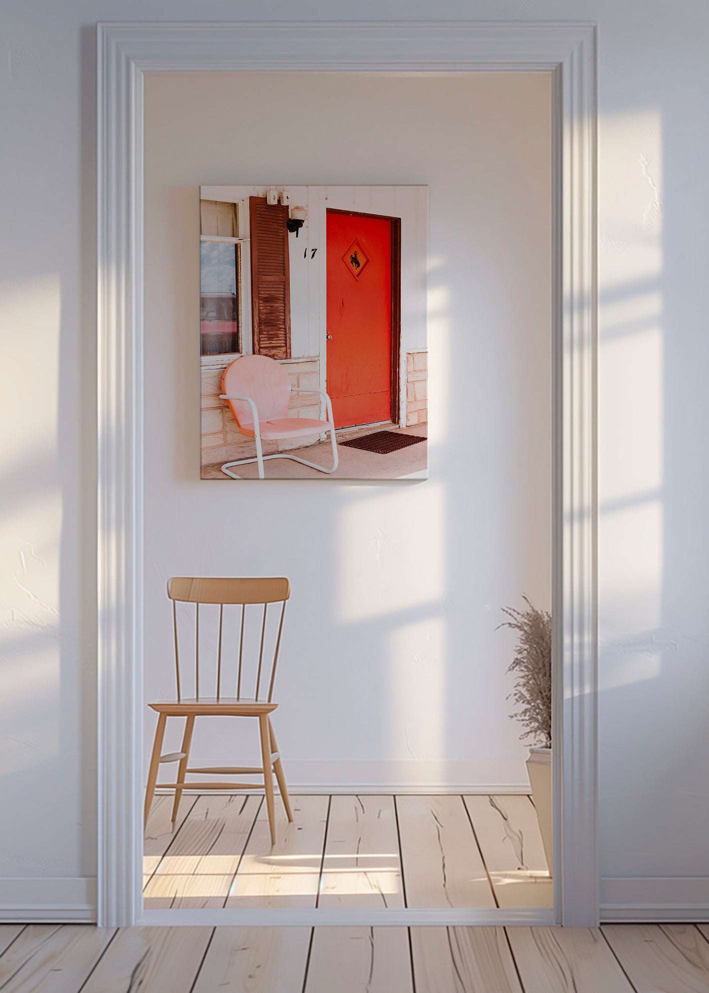 Fotografi af motel med rød dør og retro stol – Canvas