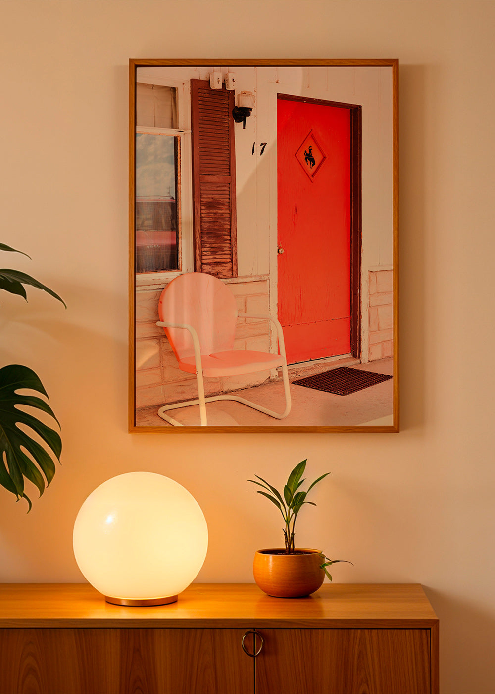 Fotografi af motel med rød dør og retro stol – Product1
