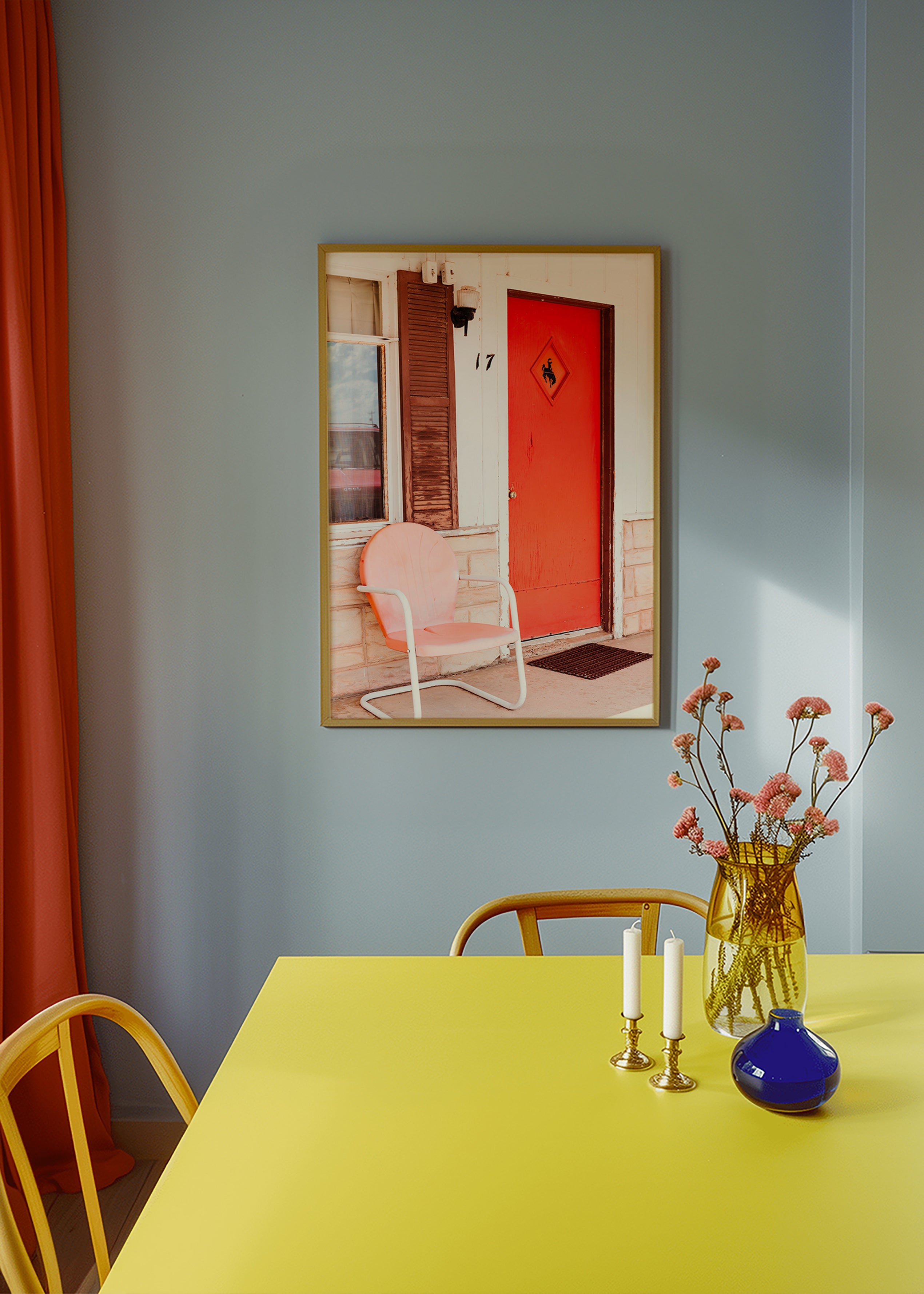 Fotografi af motel med rød dør og retro stol – Product2