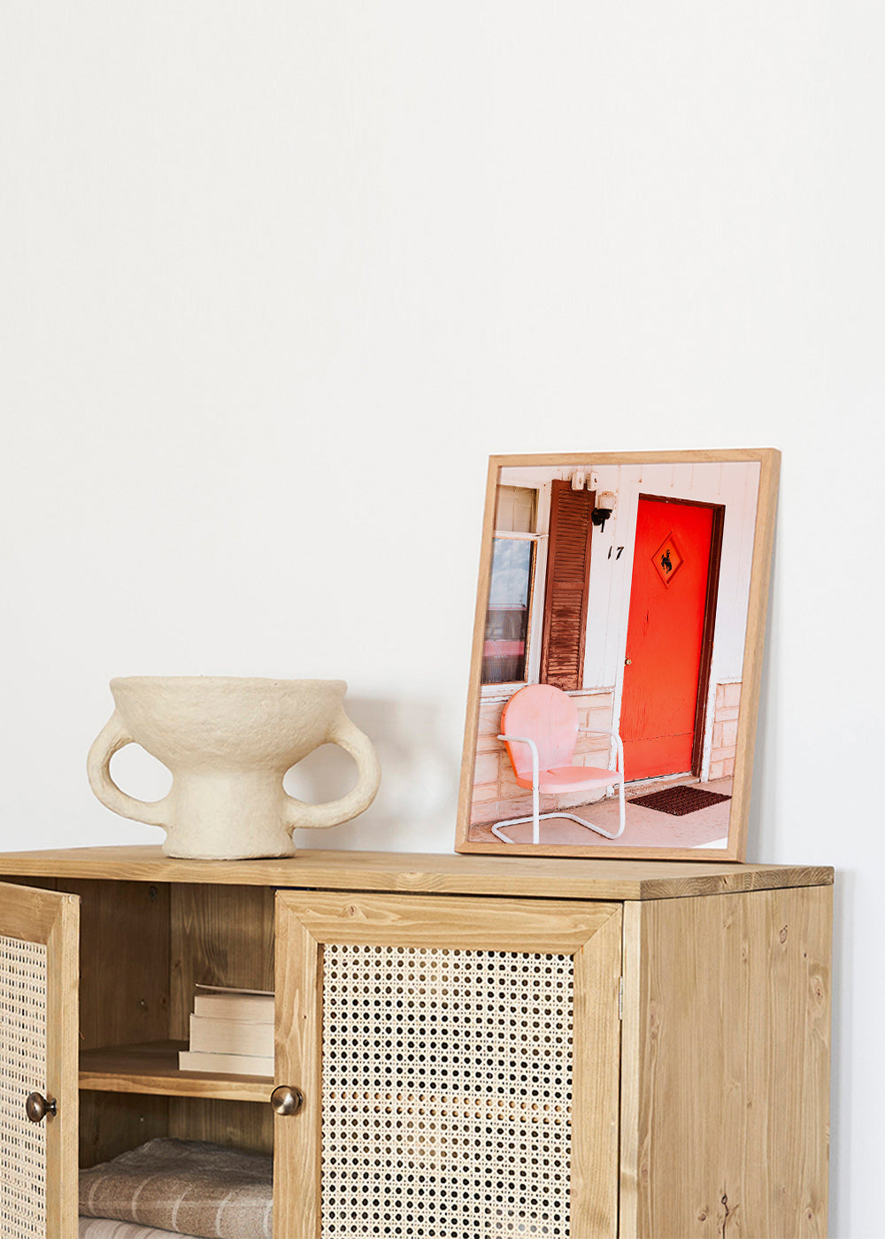 Fotografi af motel med rød dør og retro stol – Product3