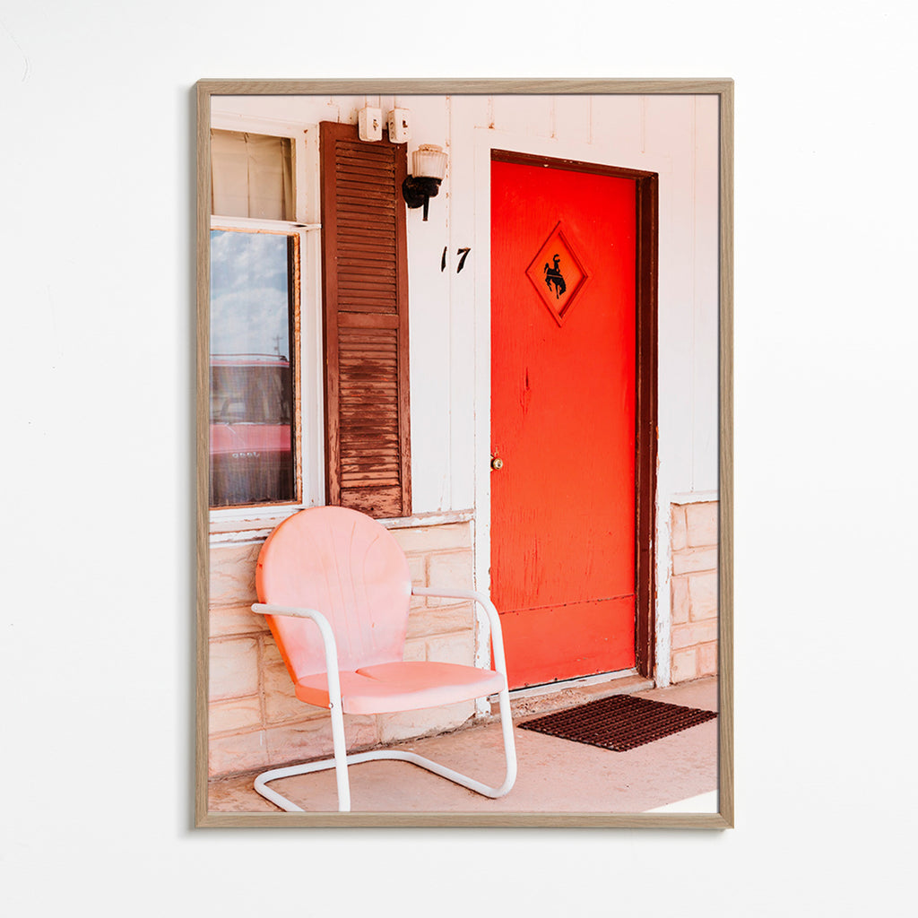 Fotografi af motel med rød dør og retro stol – Oak Frame