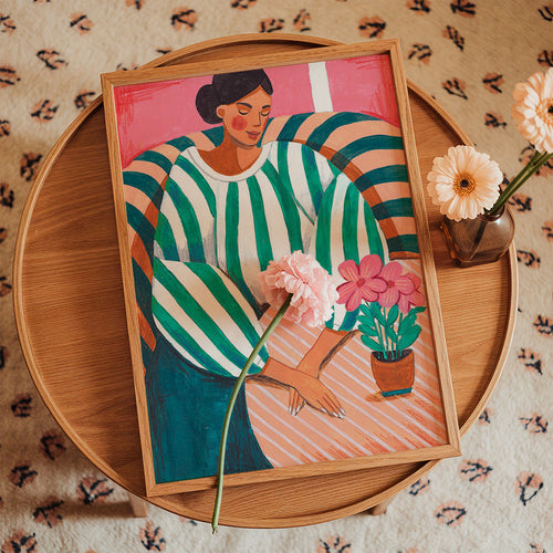 Illustration af kvinde i striber med plante – Product1