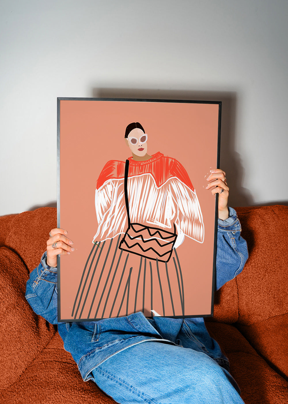 Illustration af kvinde med koral taske – Product3