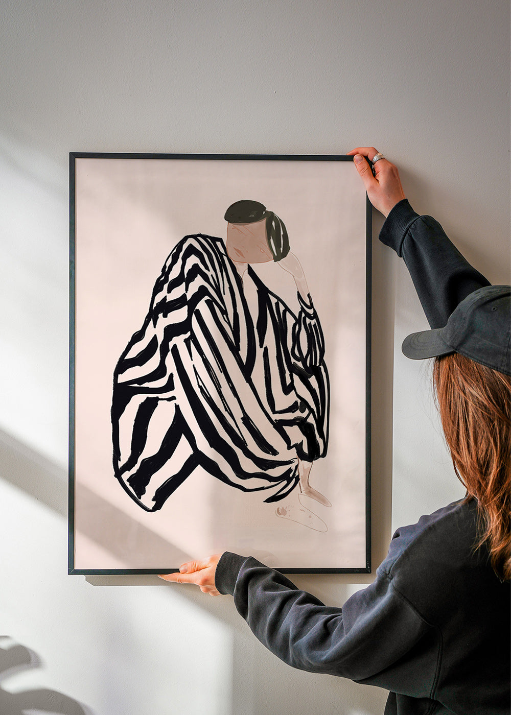 Illustration kvindelig figur med grafiske striber – Product3
