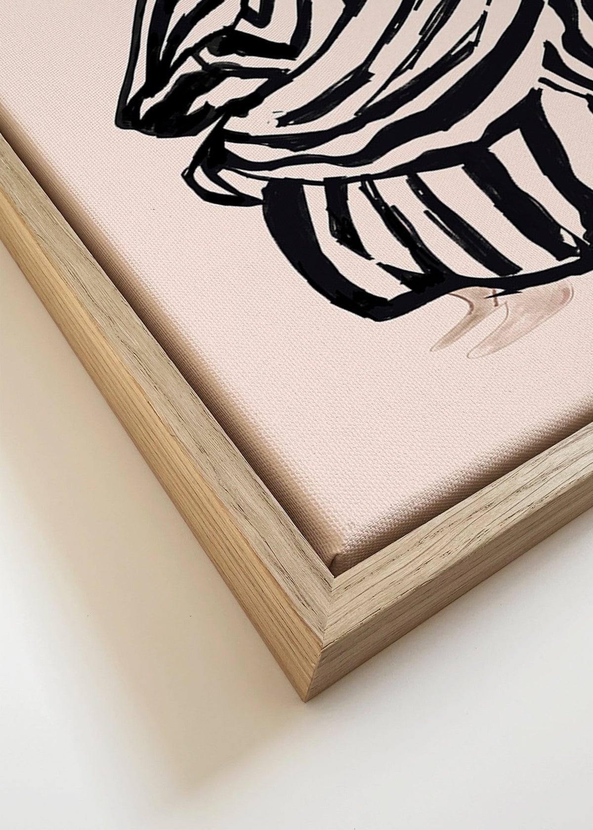 Illustration af siddende kvinde med markante striber – Canvas detail