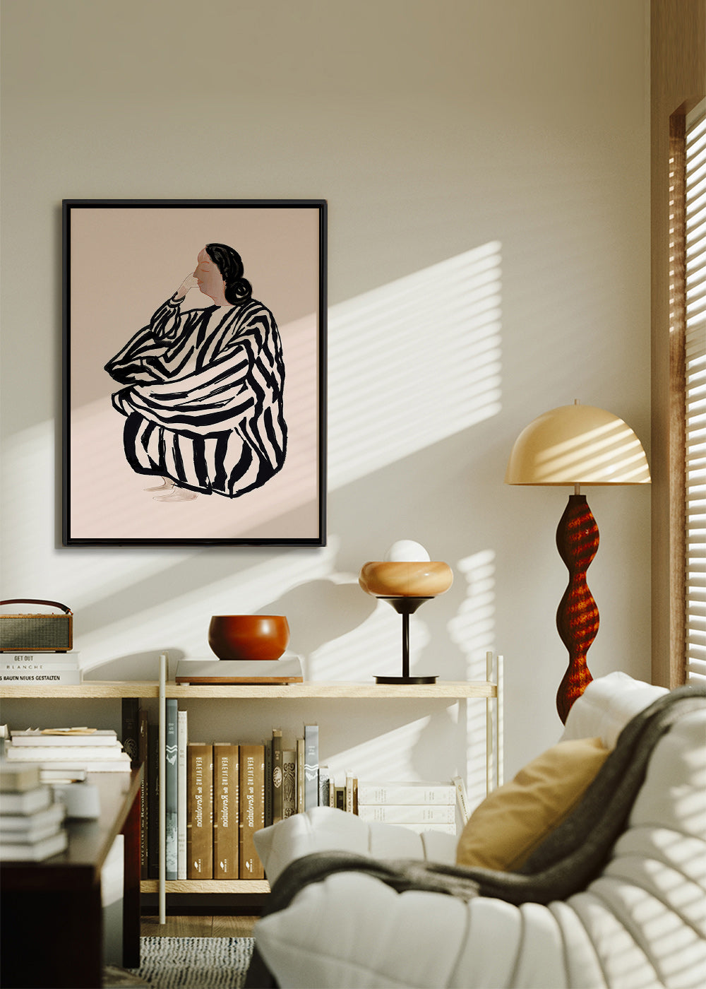 Illustration af siddende kvinde med markante striber – Canvas1