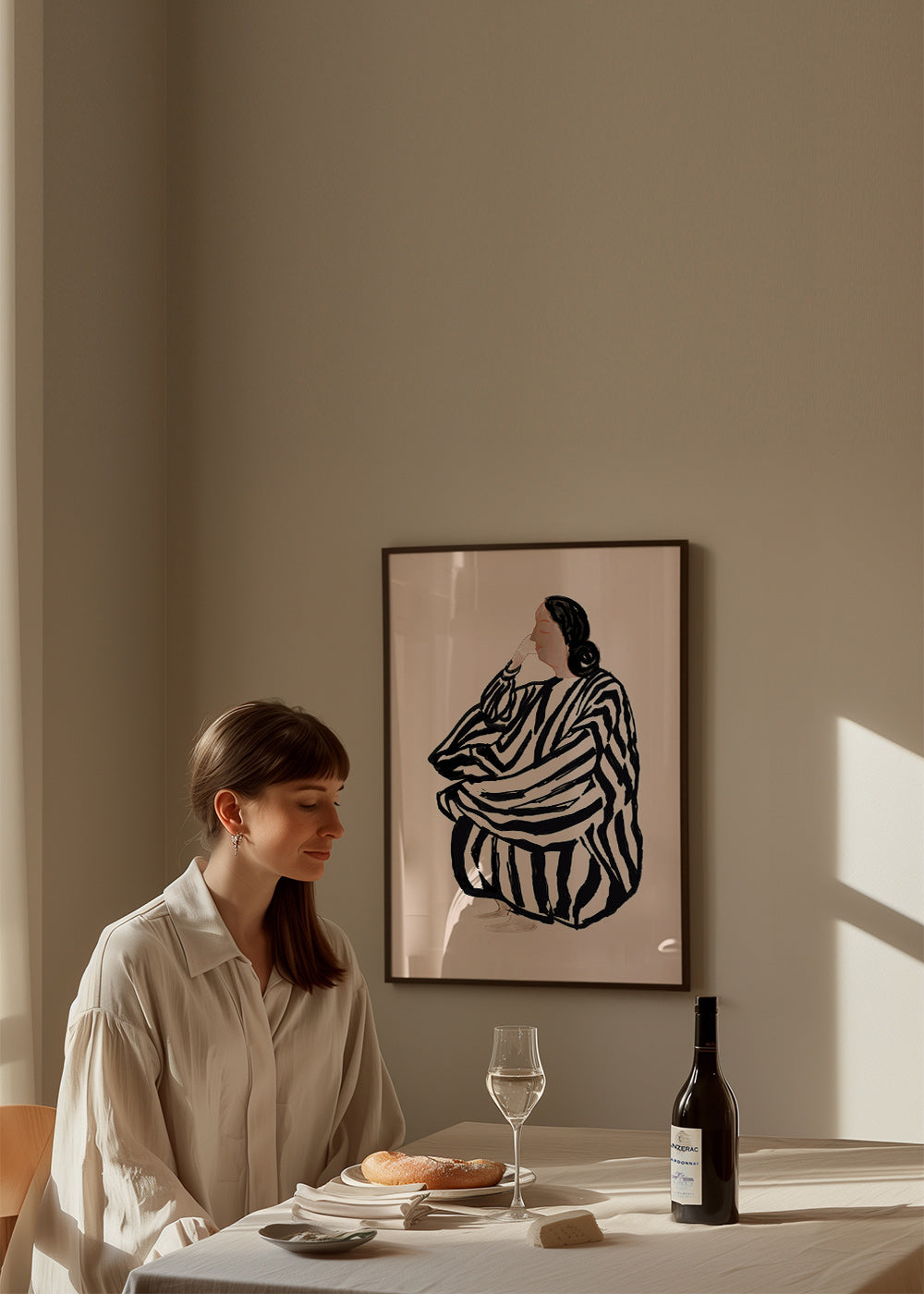 Illustration af siddende kvinde med markante striber – Product1