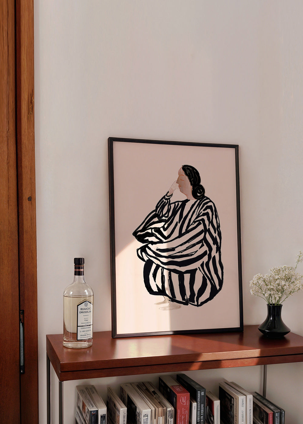 Illustration af siddende kvinde med markante striber – Product2