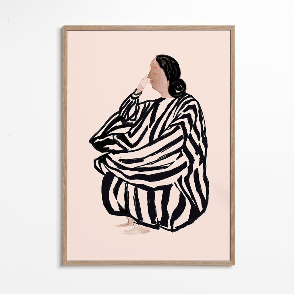 Illustration af siddende kvinde med markante striber – Oak Frame
