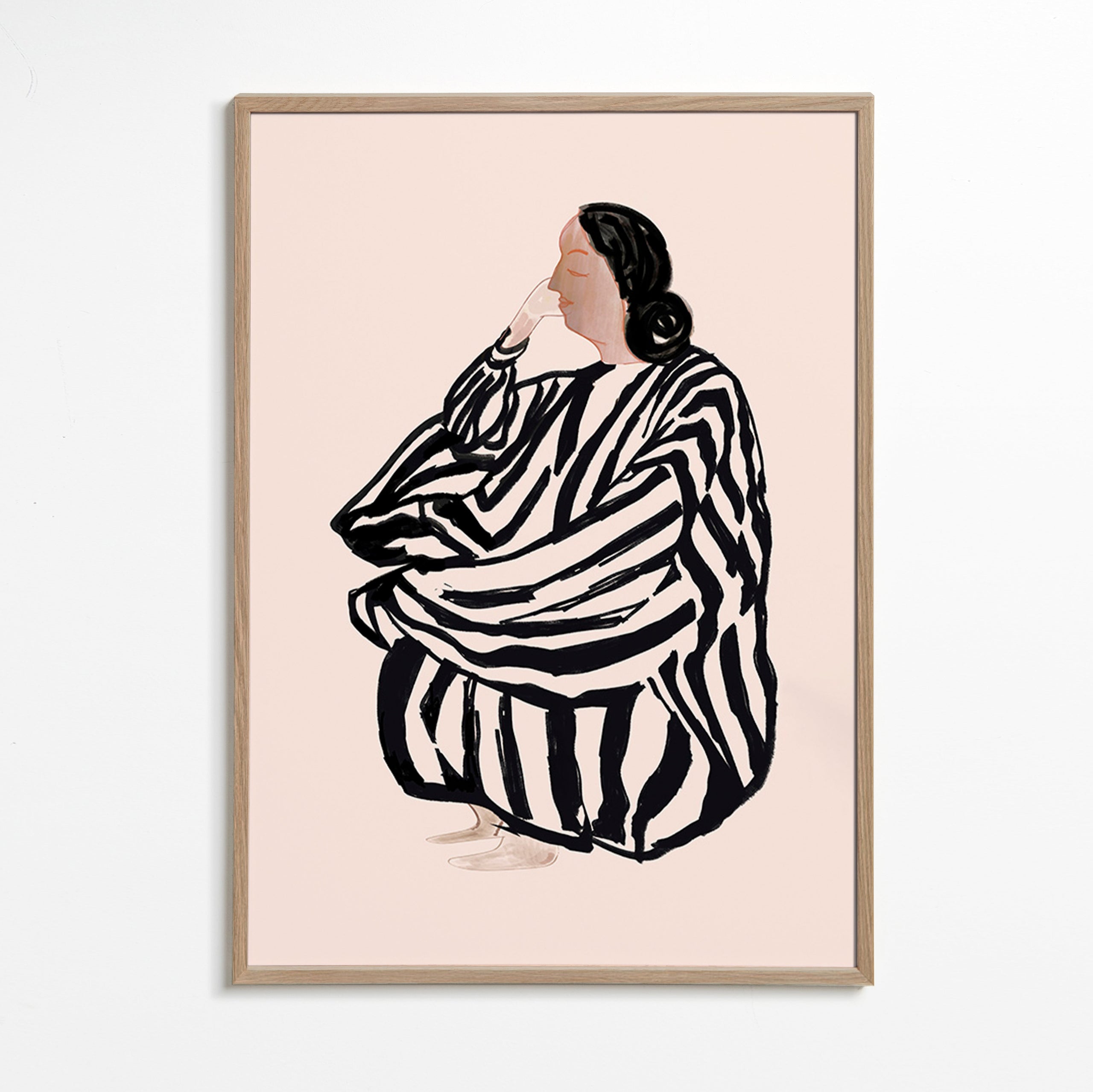 Illustration af siddende kvinde med markante striber – Oak Frame