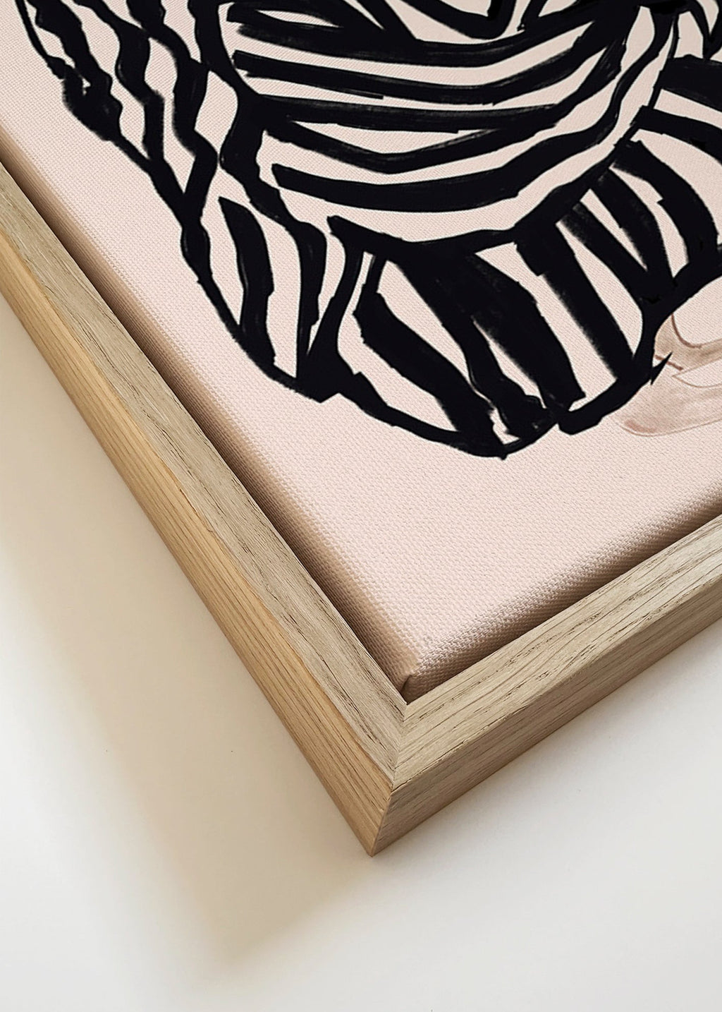 Illustration af kvindelig figur med grafiske striber – Canvas detail