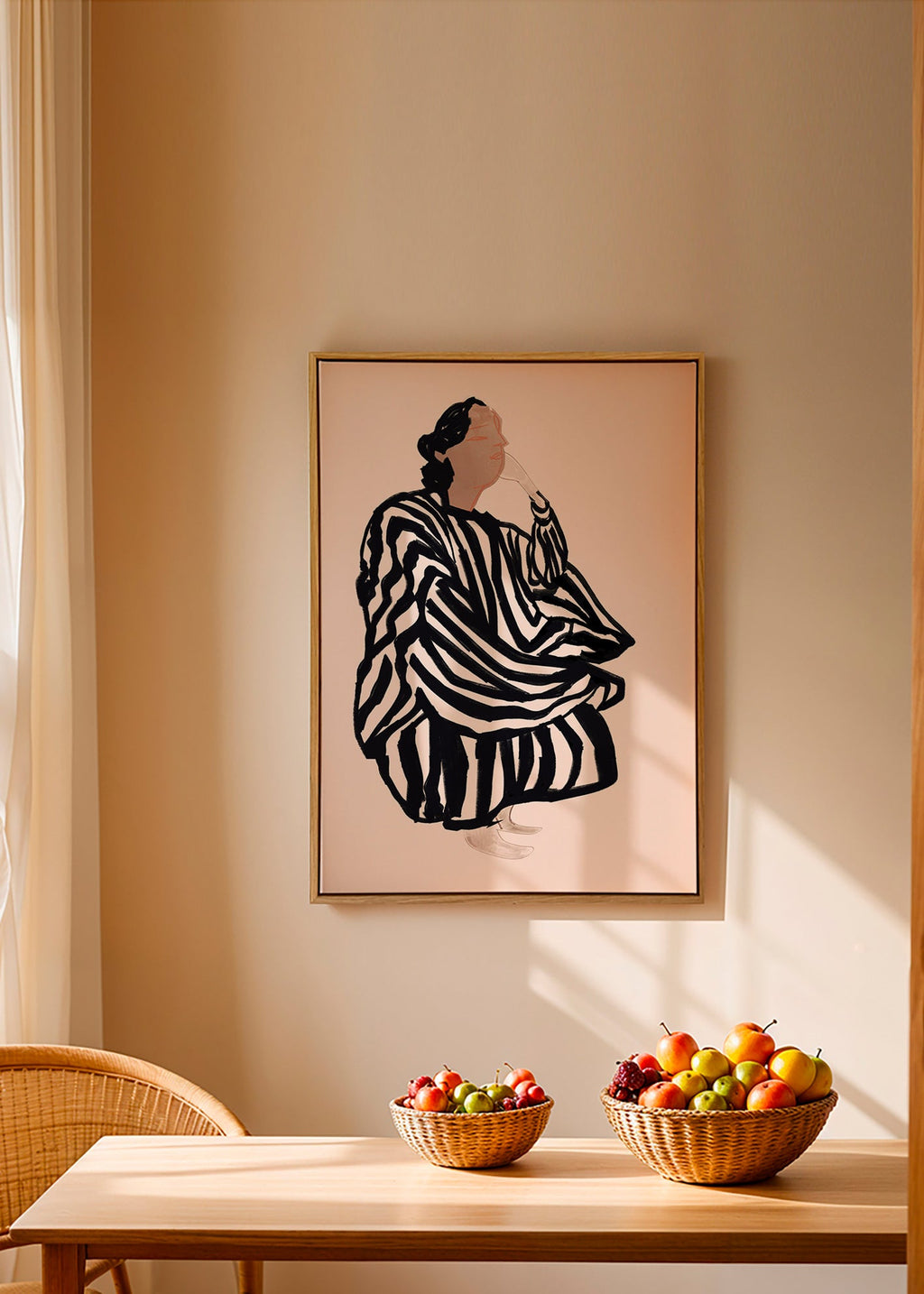 Illustration af kvindelig figur med grafiske striber – Canvas1