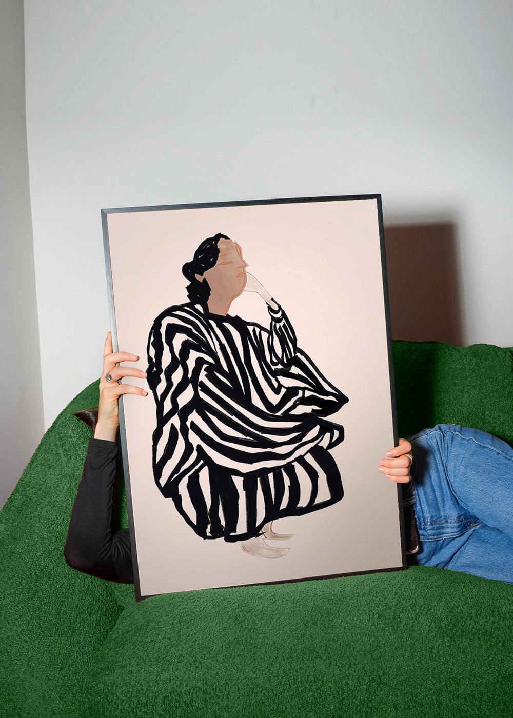 Illustration af kvindelig figur med grafiske striber – Product2