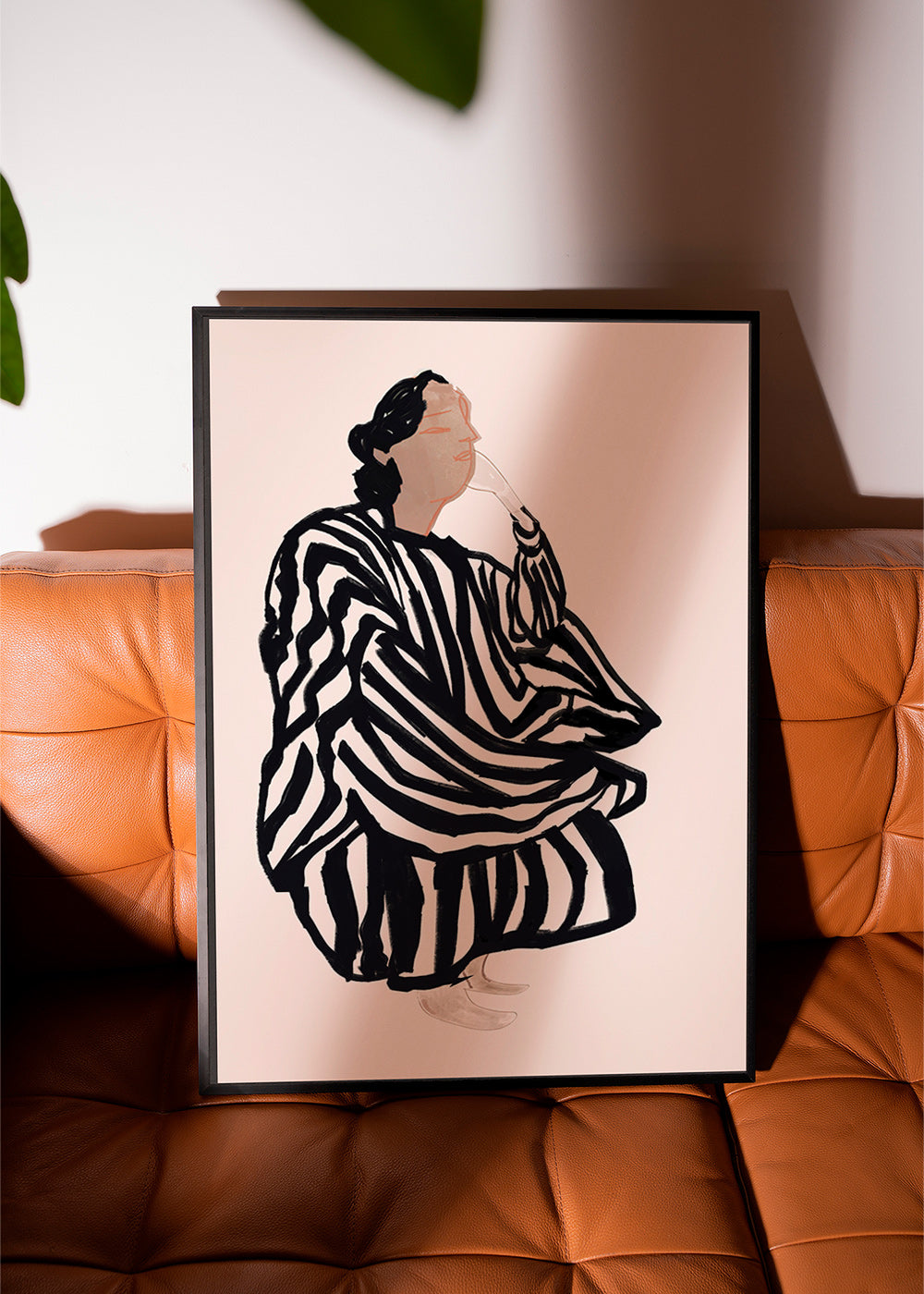 Illustration af kvindelig figur med grafiske striber – Product3