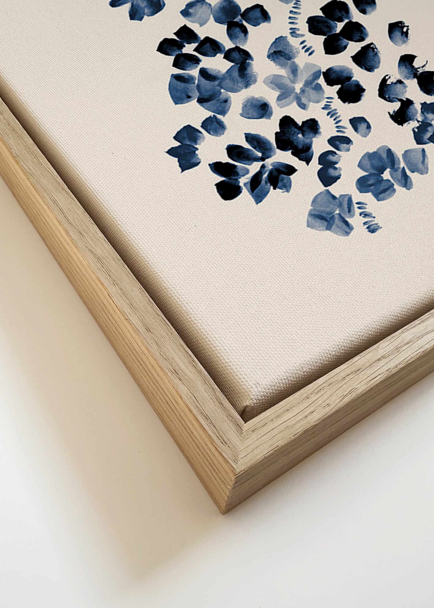 Botanisk plakat med blå blomster på creme – Canvas detail