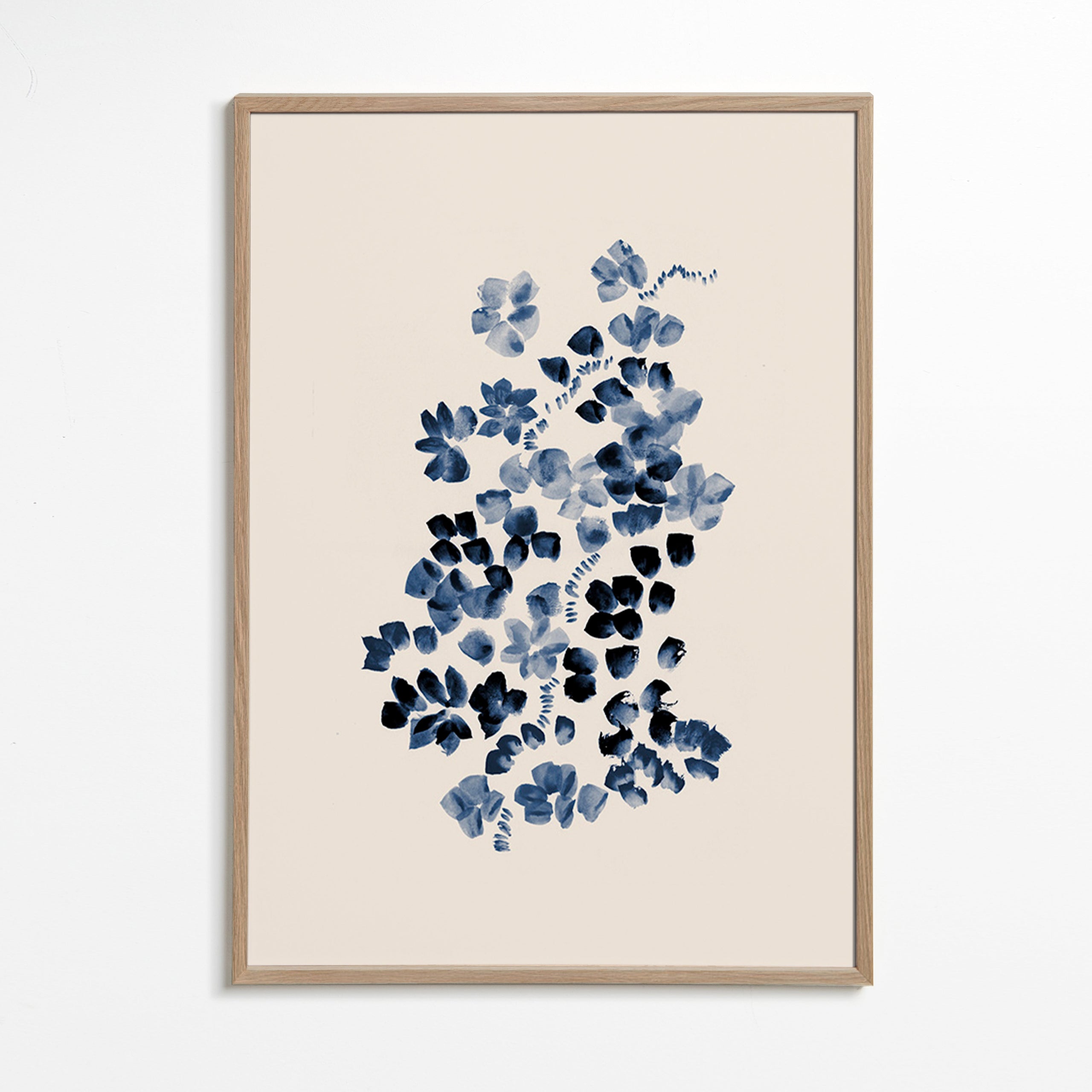 Botanisk plakat med blå blomster på creme – Oak Frame