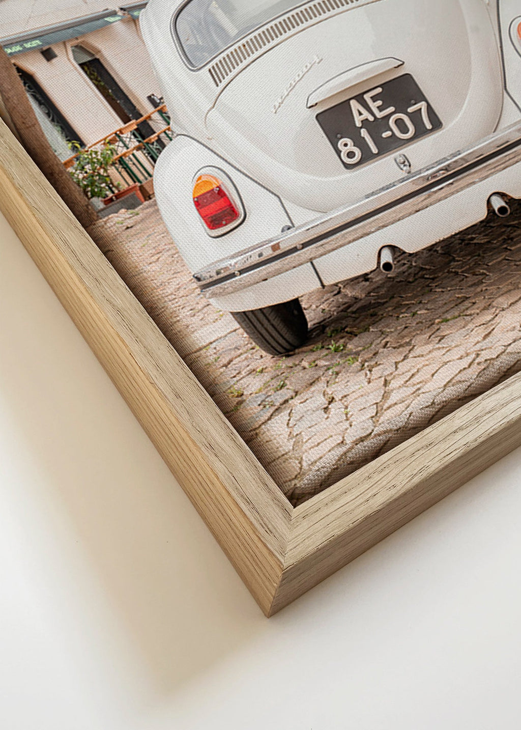 Bybillede med klassisk bil på brosten – Canvas detail