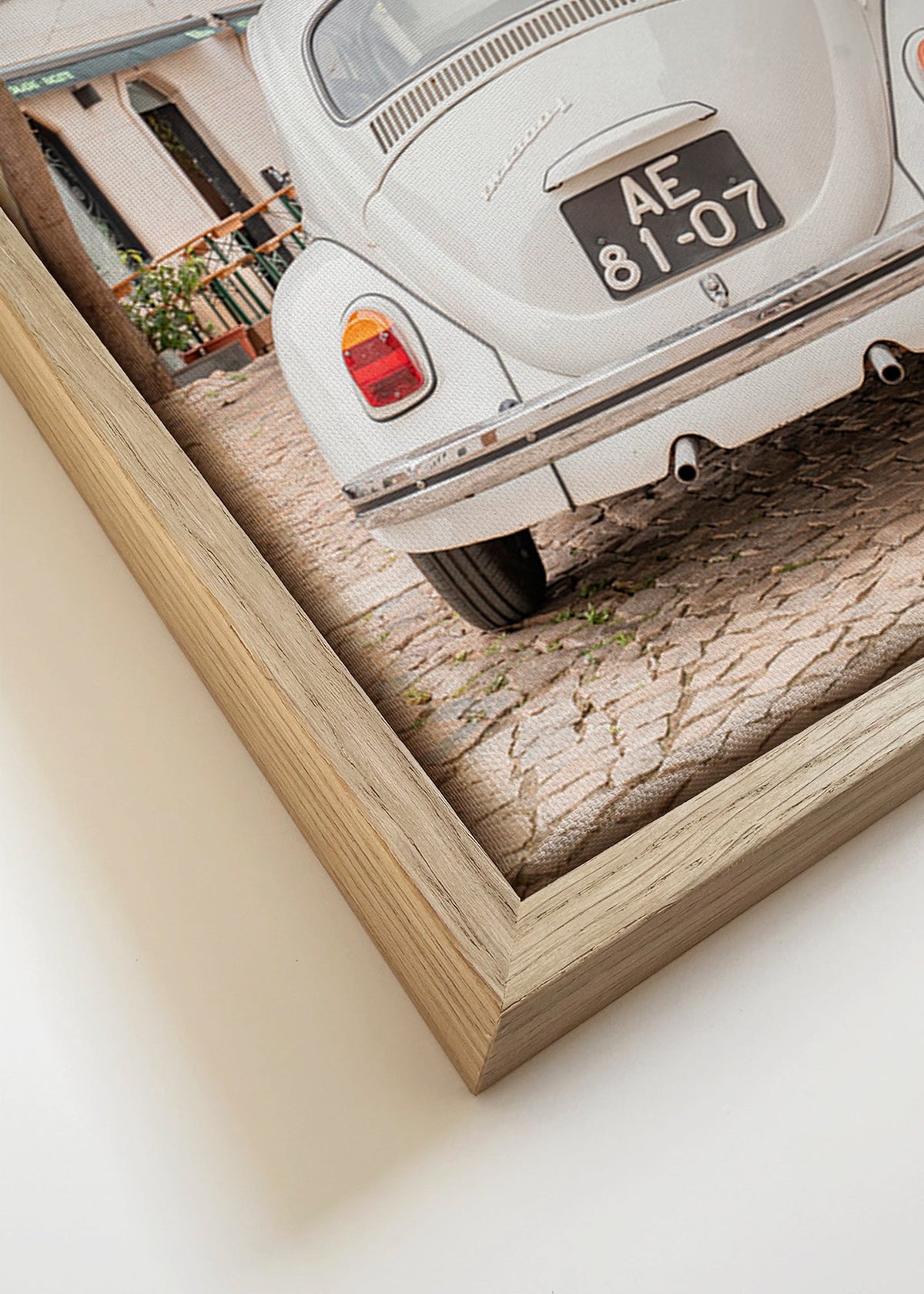 Bybillede med klassisk bil på brosten – Canvas detail