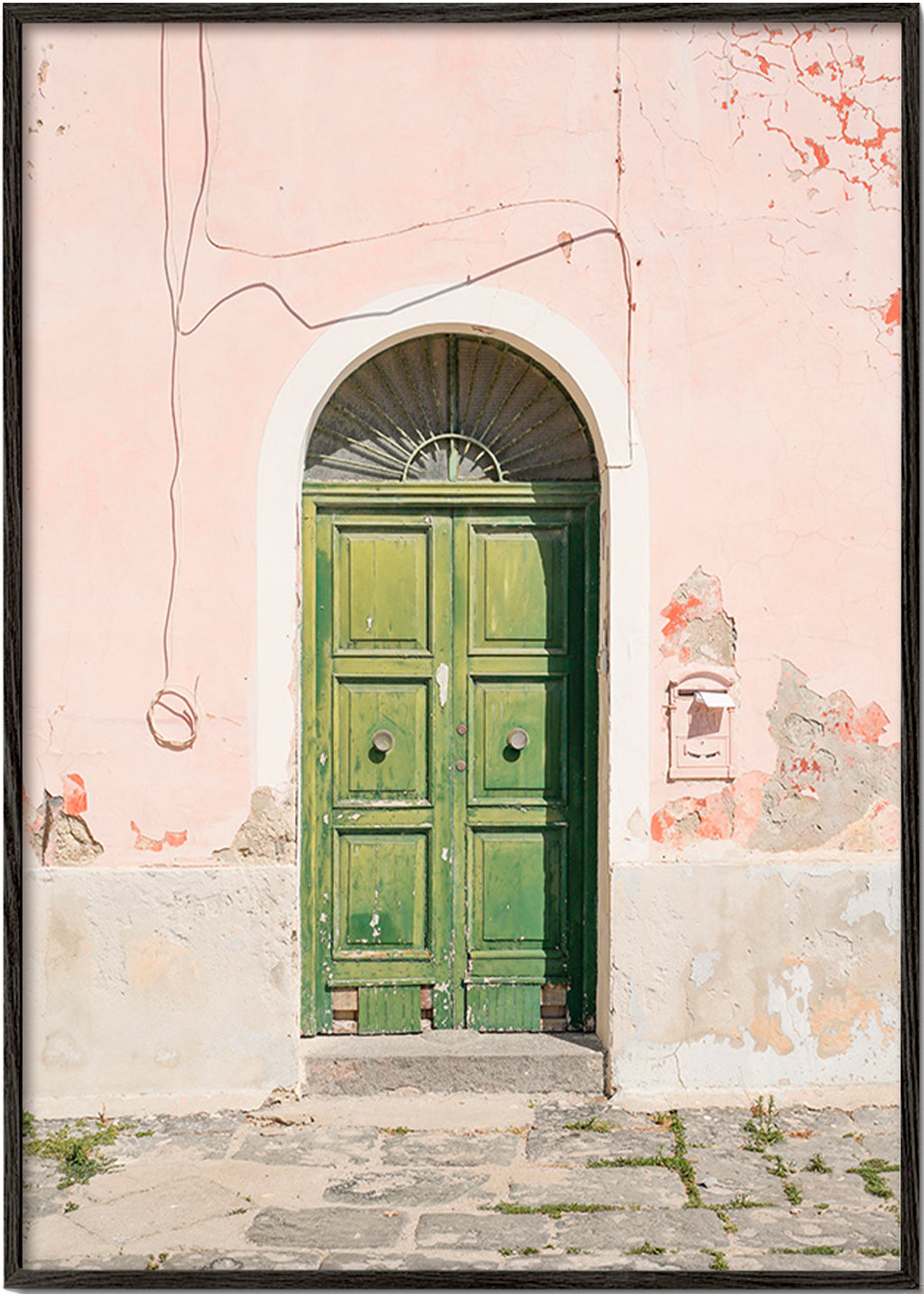 Køkkenkunst: grøn dør i rosa facade – Black Frame