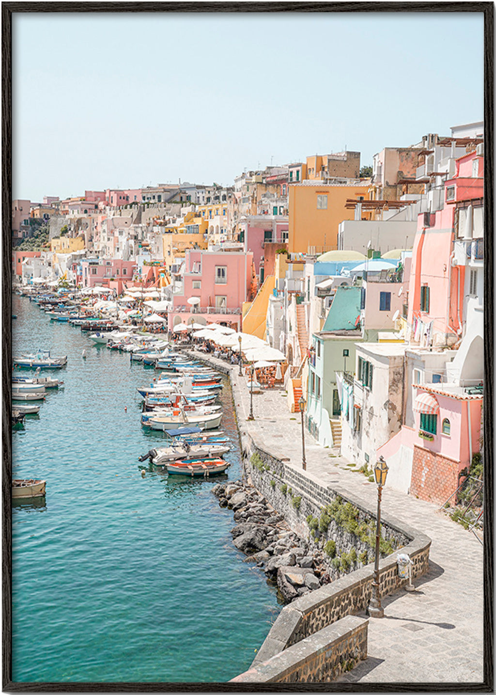 Rejseplakat Procida havn i pastelfarver – Black Frame