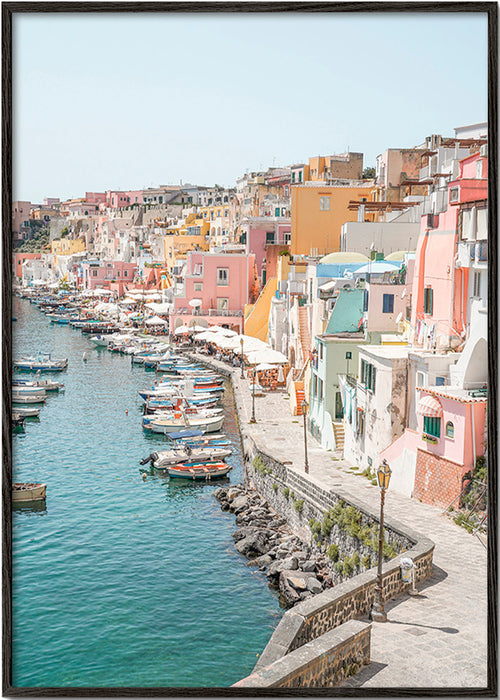 Rejseplakat Procida havn i pastelfarver – Black Frame