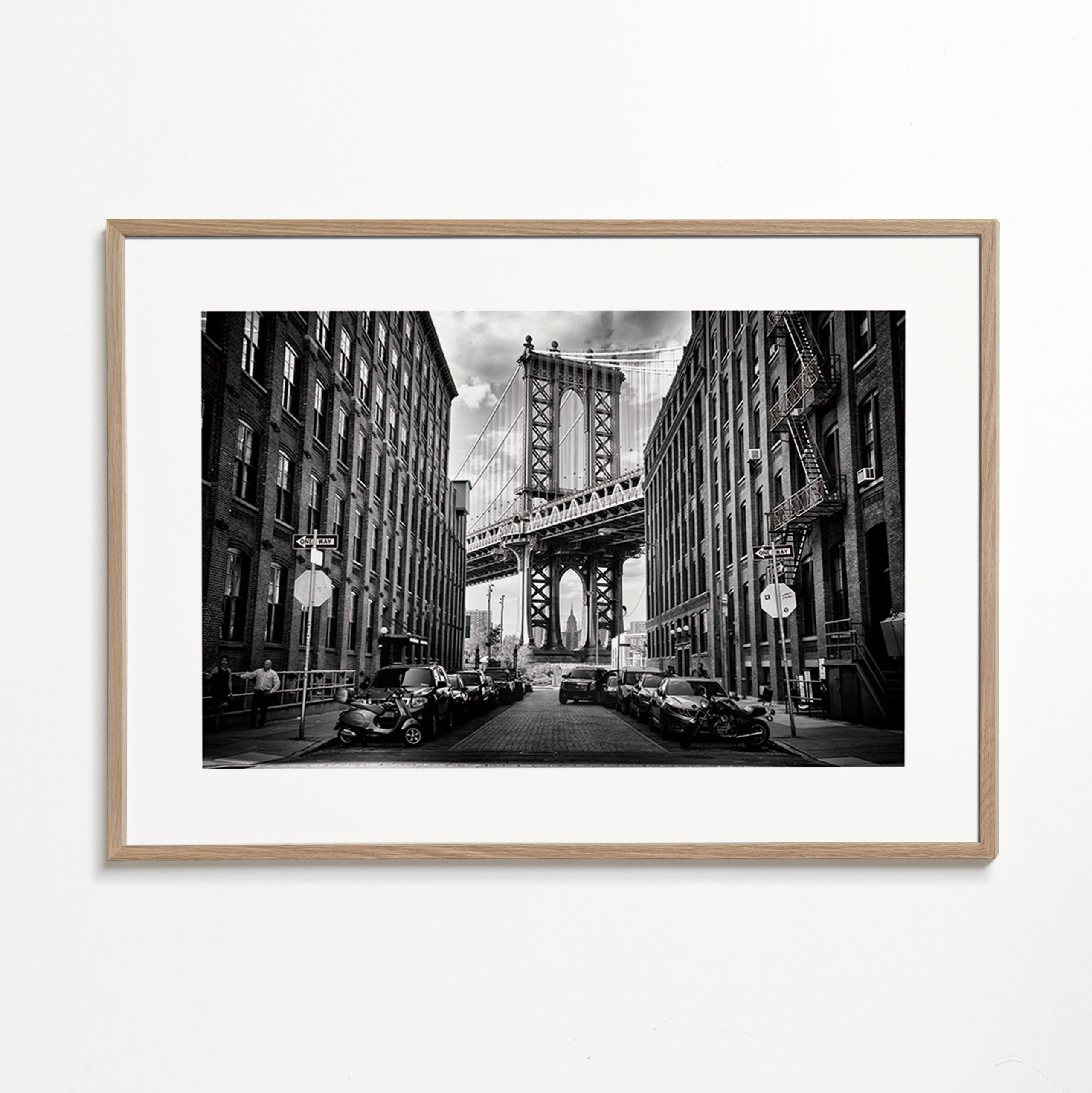 Køkkenkunst: Manhattan Bridge sort-hvid – Oak Frame