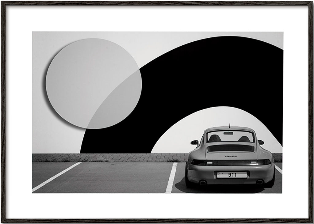 Fotografi Porsche 911 med geometrisk mural – Black Frame