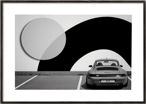 Fotografi Porsche 911 med geometrisk mural – Black Frame