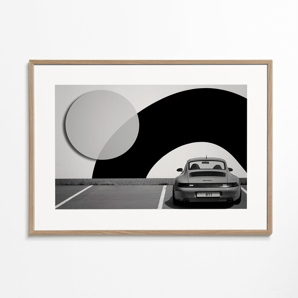 Fotografi Porsche 911 med geometrisk mural – Oak Frame
