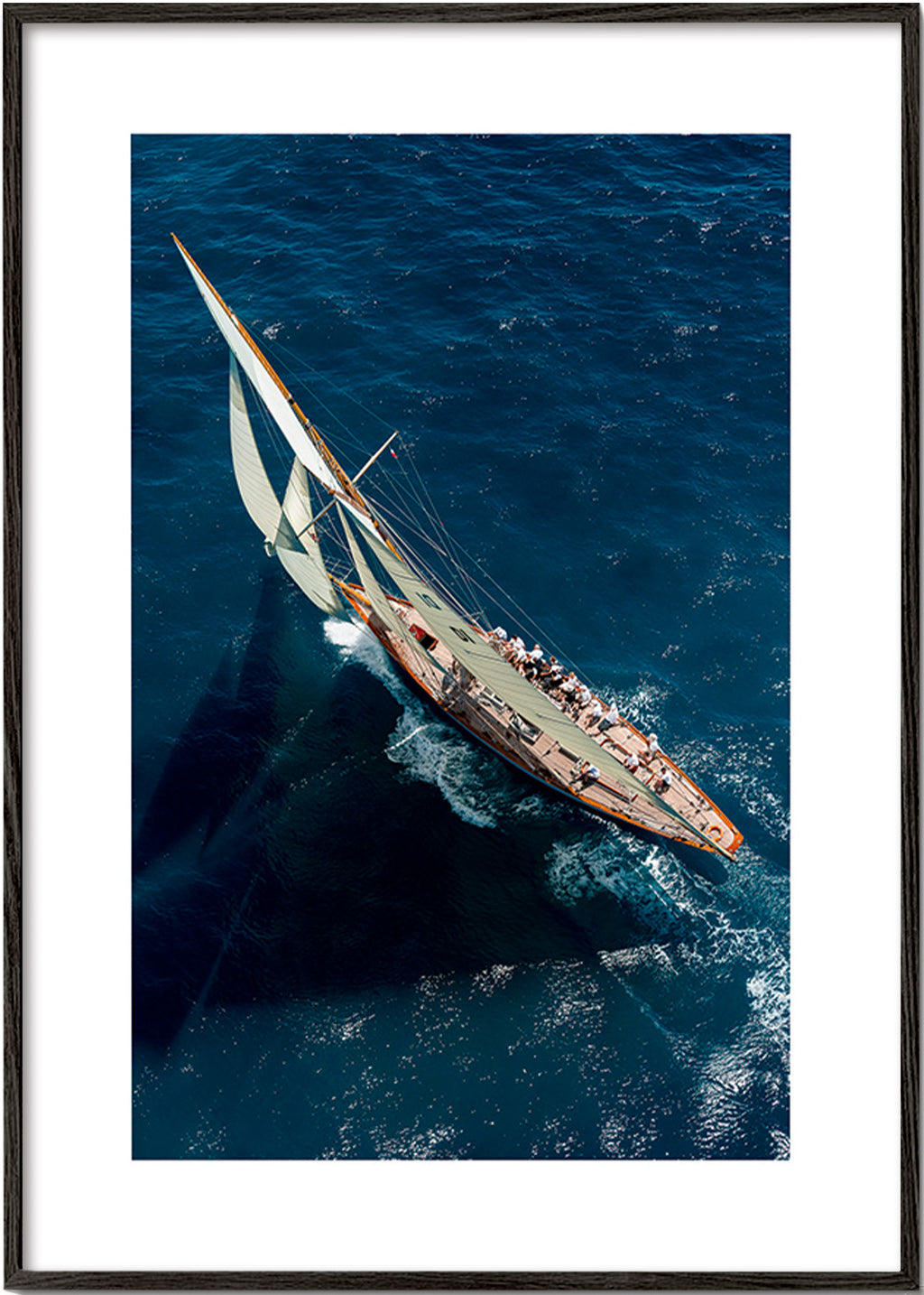 Fotografi af klassisk sejlbåd i kapsejlads – Black Frame